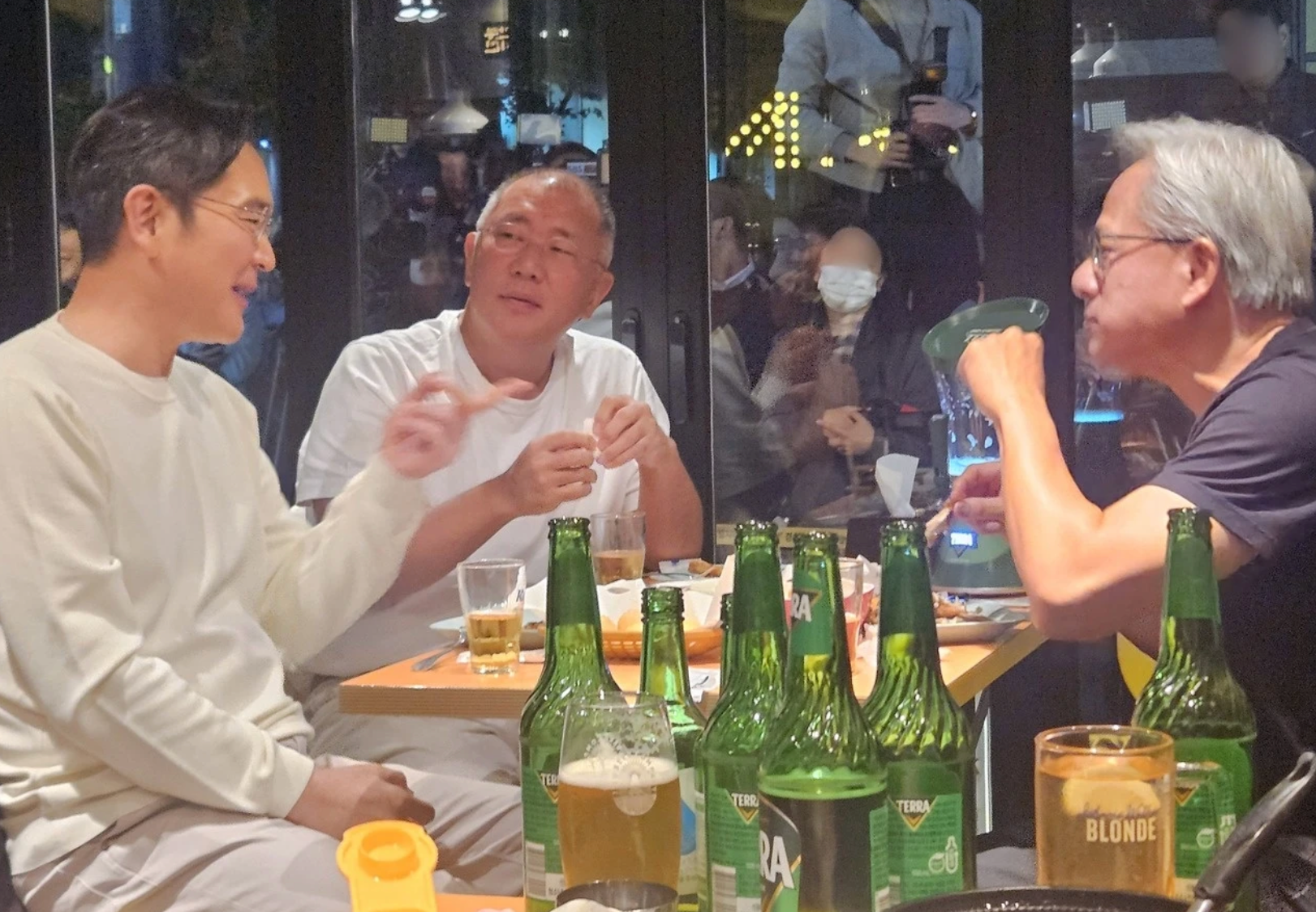 Bữa uống bia, ăn gà rán của các lãnh đạo Nvidia, Hyundai và Samsung gây chấn động giới công nghệ.