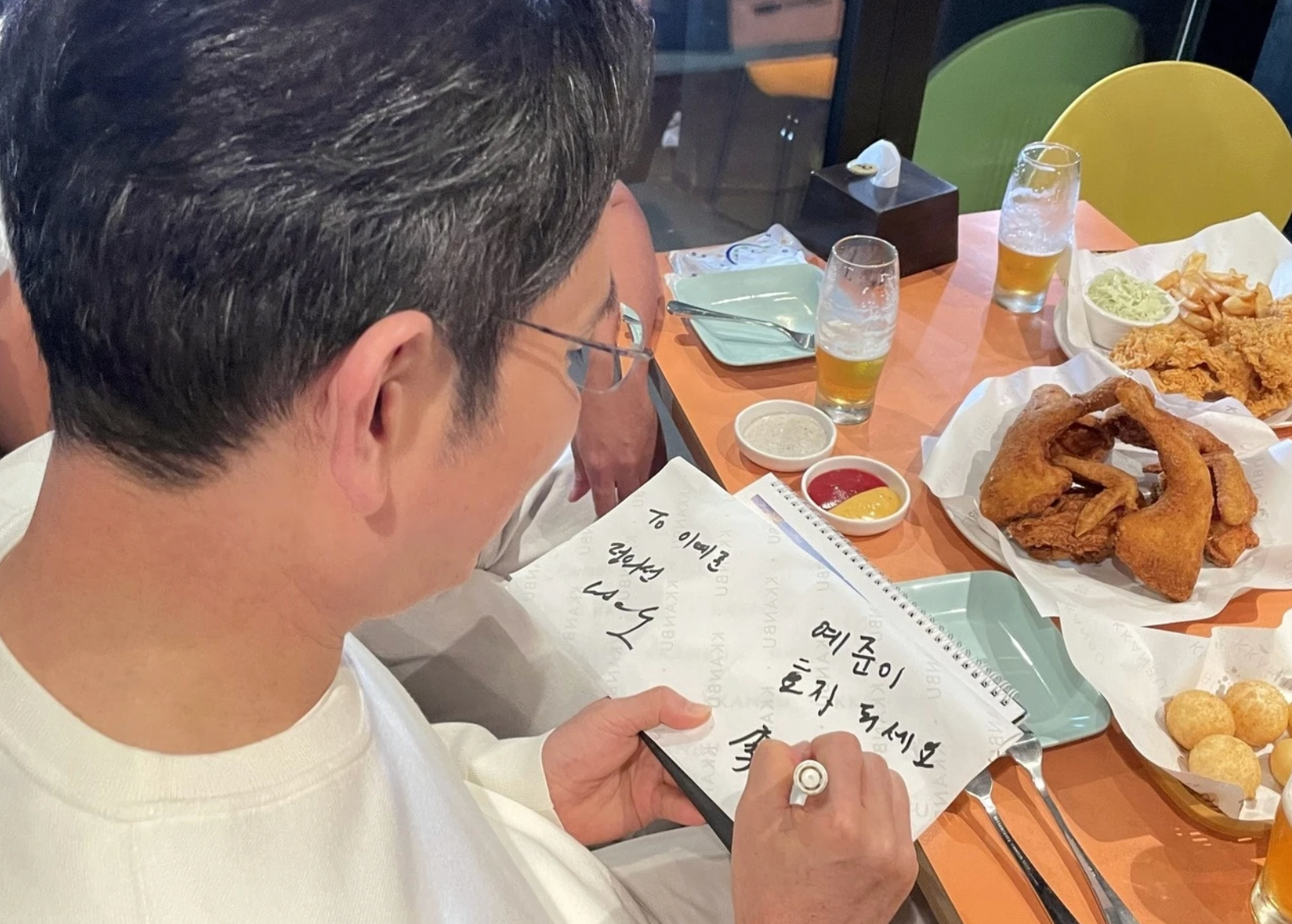 Chủ tịch Samsung Electronics Lee Jae-yong ký tặng cho một fan nhí trong buổi gặp mặt với CEO Nvidia Jensen Huang và Chủ tịch điều hành Hyundai Motor Group Chung Euisun.