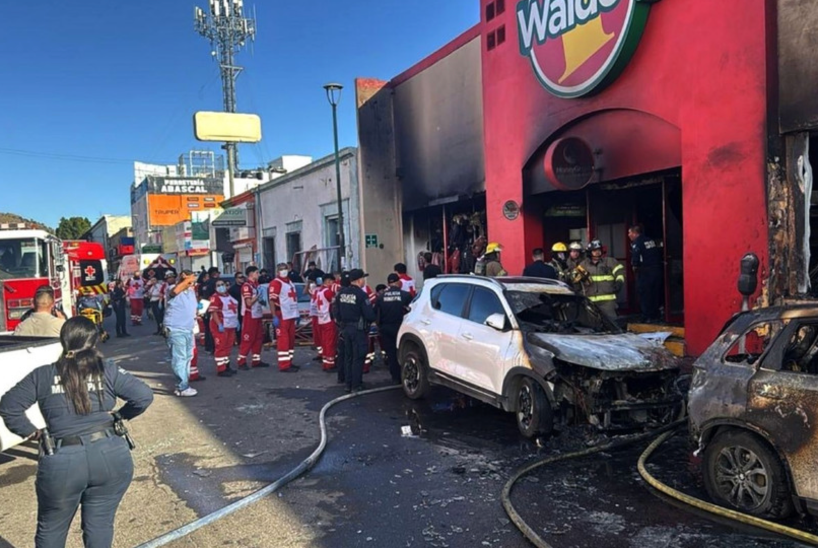 Hiện trường vụ nổ gây hỏa hoạn tại cửa hàng bách hóa ở Hermosillo, bang Sonora, Mexico, ngày 1/11/2025. (Ảnh: THX/TTXVN)