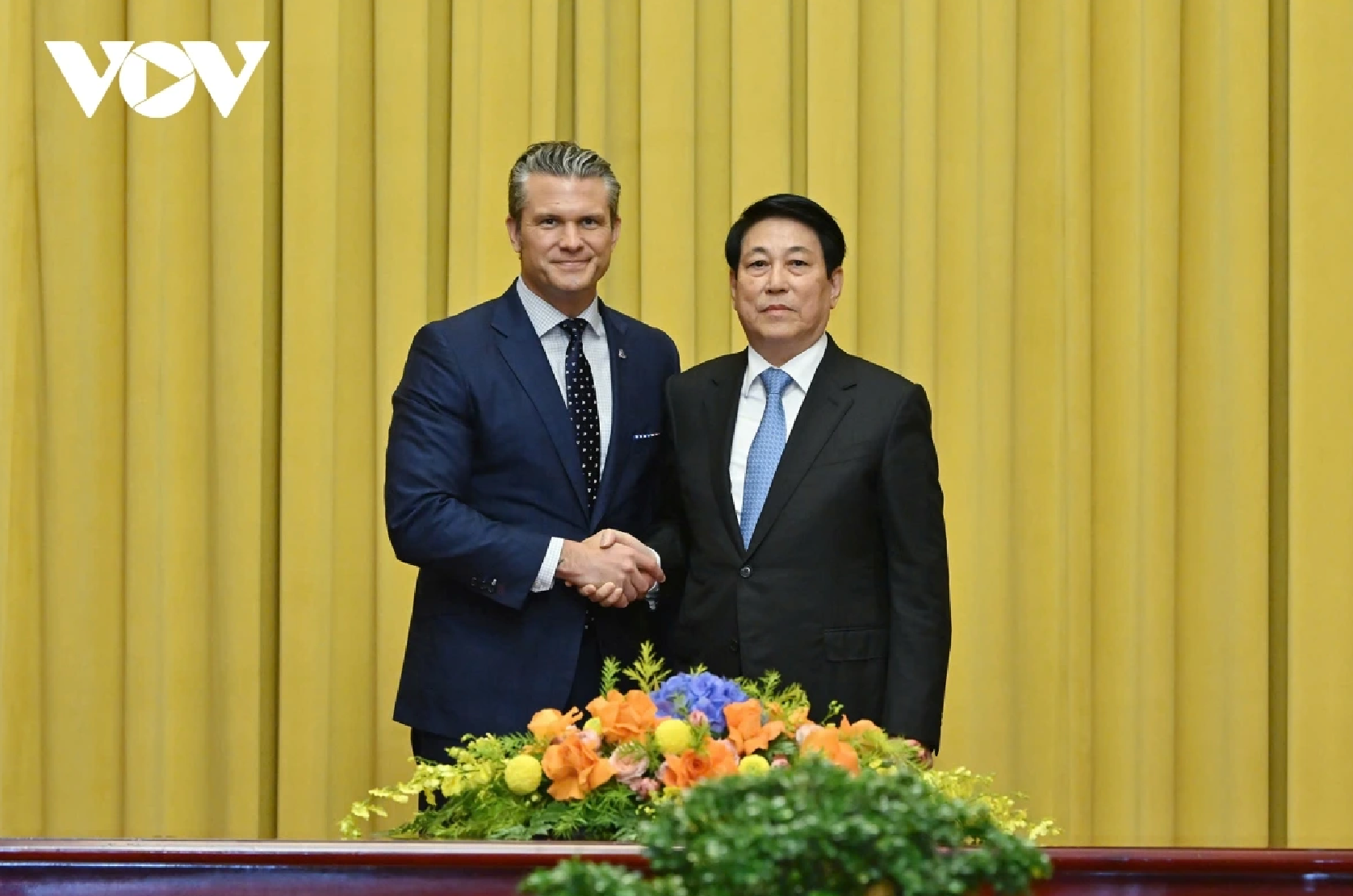 Chủ tịch nước Lương Cường và Bộ trưởng Bộ Chiến tranh Mỹ Pete Hegseth.