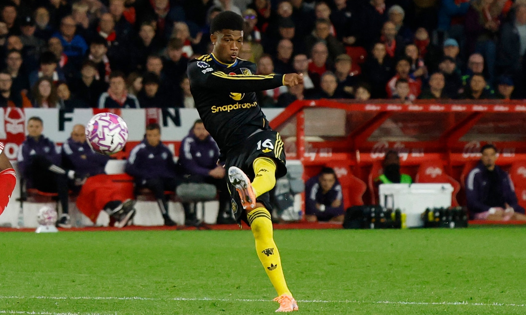 Cú sút của Amad Diallo giúp Man Utd thoát thua. (Ảnh: Reuters)