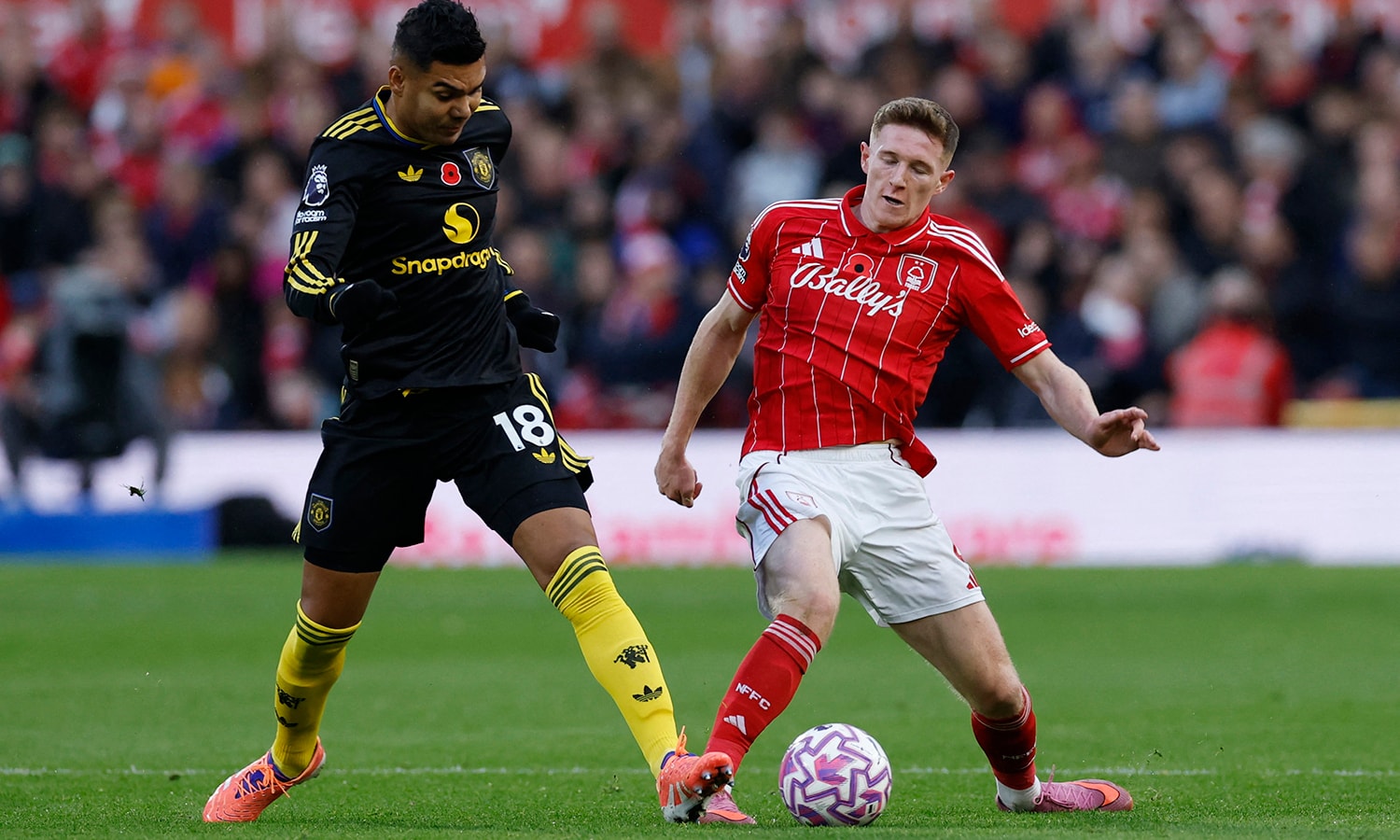 Man Utd hưởng lợi trong tình huống ghi bàn nhờ sai lầm của trọng tài.