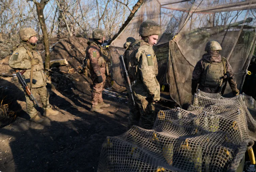 Binh sĩ Ukraine trên tuyến đầu gần thành phố Pokrovsk, Ukraine, ngày 9/2/2025. (Ảnh: Getty Images)