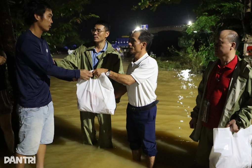 Hành trình đưa 1.000 túi an sinh đến người dân vùng lũ Đà Nẵng và Huế - 3 Hành trình đưa 1.000 túi an sinh đến người dân vùng lũ Đà Nẵng và Huế - 3