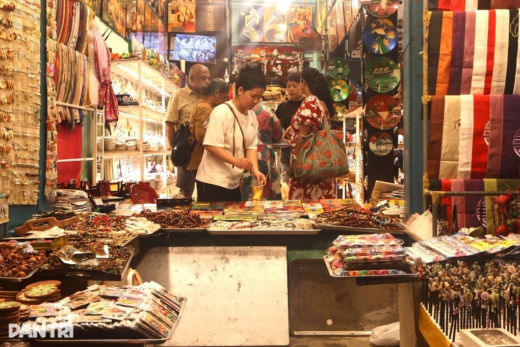 Lũ vừa rút, du khách tấp nập đổ về phố cổ Hội An - 2