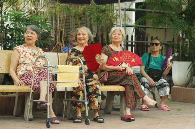 Người cao tuổi sống trong một viện dưỡng lão ở Lĩnh Nam, Hà Nội hôm 23/9. Ảnh: Phan Dương