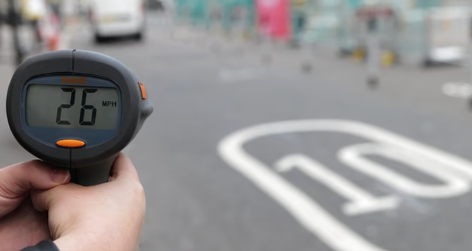 Tuyến phố St John, ở London đang giới hạn tốc độ 10 dặm/h, tuy nhiên không phương tiện nào đi được ở mức này. Ảnh: Dailymail