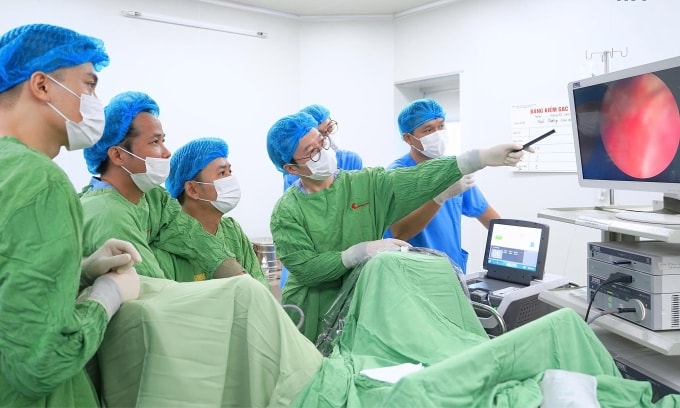 Đội ngũ y tế đang chẩn đoán cho bệnh nhân tại Bệnh viện quốc tế Thái Nguyên. Ảnh: TNH