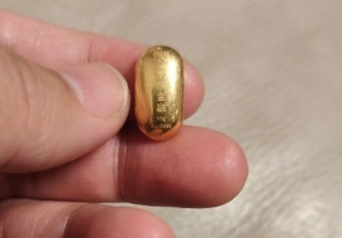 Mẩu kim loại quý nhỏ này được cho là trị giá 1.400 USD. Ảnh: Baidu