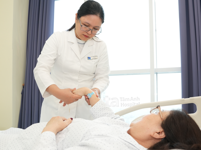 Bác sĩ khám cho bệnh nhân viêm đa cơ. Ảnh: Bệnh viện Đa khoa Tâm Anh