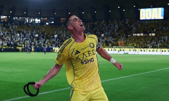 Ronaldo mừng bàn thắng quyết định trong trận Al Nassr thắng Al Fayha 2-1 trên sân Al Awwal Park, thành phố Riyadh, Arab Saudi tối 1/11/2025. Ảnh: Al Nassr