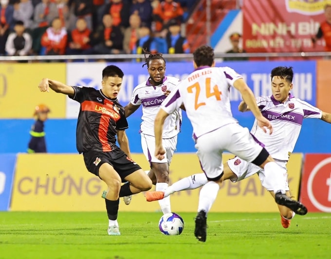 Tiền vệ Trần Thành Trung (áo đen) bị Trần Đình Khương (áo trắng phải) phạm lỗi trong vòng cấm ở phút 14, trong trận Ninh Bình hòa CLB TP HCM 1-1 tại vòng 9 V-League 2025-2026, trên sân Ninh Bình ngày 1/11/2025. Ảnh: VPF