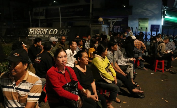 Lao động chờ đợi từ nửa đêm lấy số thứ tự làm thủ tục xin visa Hàn Quốc tại TP HCM, tháng 3/2025. Ảnh: Đình Văn