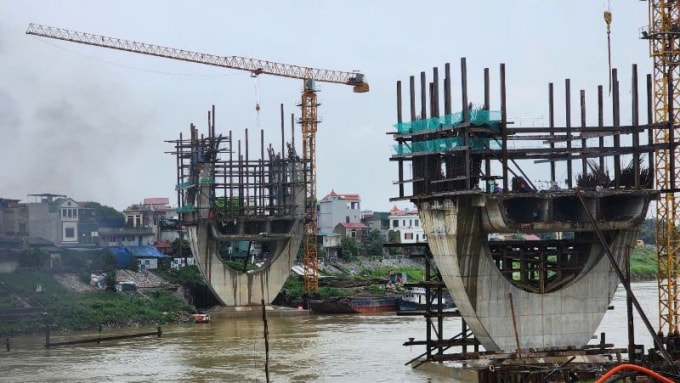 Công trường thi công cầu đường bộ Đuống tháng 6/2025. Ảnh: Phương Linh