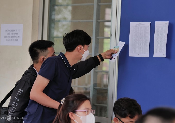 Lao động làm thủ tục dự thi tiếng Hàn ứng tuyển hồ sơ đi làm việc theo Chương trình EPS tại Hà Nội. Ảnh: Ngọc Thành