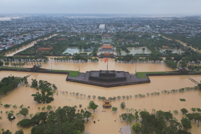 Kinh thành Huế bị nước lũ bủa vây ngày 28/10. Ảnh: Võ Thạnh