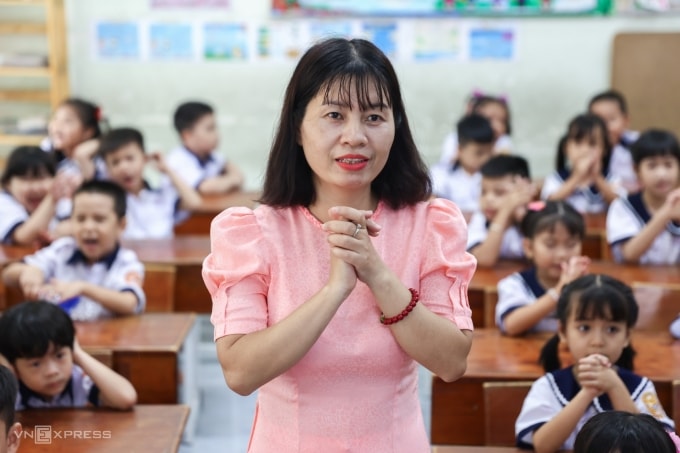 Học sinh và giáo viên trường Tiểu học Bùi Văn Mới, phường Phước Long, TP HCM, tháng 9/2025. Ảnh: Quỳnh Trần