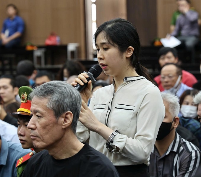 Shim Hawn Hee (đứng) và Choi Jin Bok (áo đen, ngồi) là hai trong ba quản lý sòng bạc, người Hàn Quốc, bị xét xử vì Tổ chức đánh bạc. Ảnh: Danh Lam