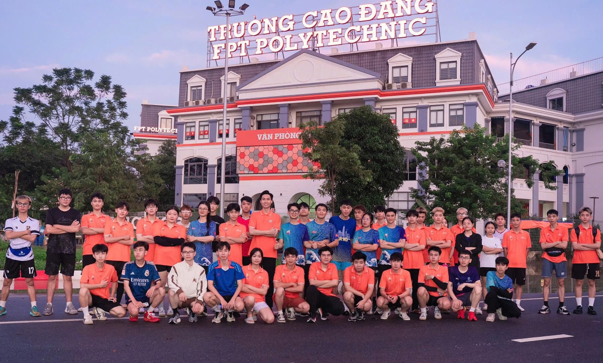 Giảng viên, sinh viên Trường Cao đẳng FPT Polytechnic chụp ảnh tại khuôn viên trường trong một buổi chạy dài cuối tuần. Ảnh: Trang Nguyễn