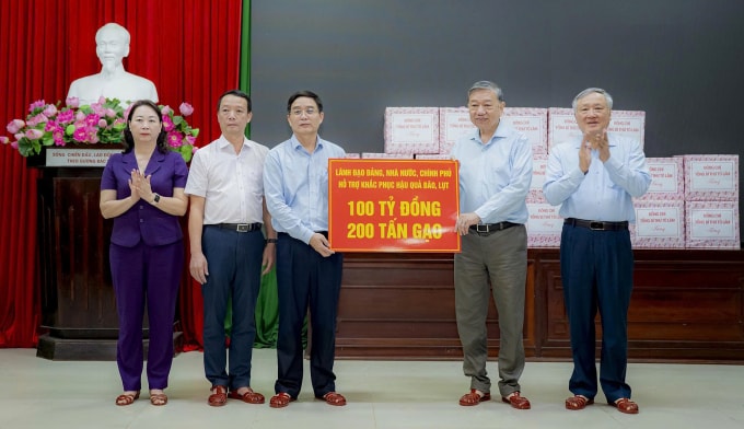 Tổng Bí thư Tô Lâm trao 100 tỷ đồng, 200 tấn gạo cho TP Huế. Ảnh: Vạn An