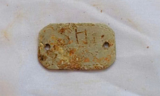 i vật là biển đeo tay làm bằng nhôm có dòng chữ SH 1-99X. Ảnh:Võ Đông