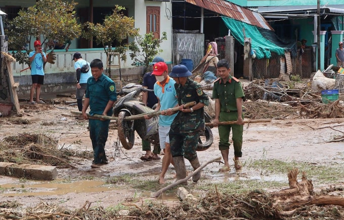 Nhiều xe máy hư hỏng do bùn đất vùi lấp. Ảnh: Bùi Toàn