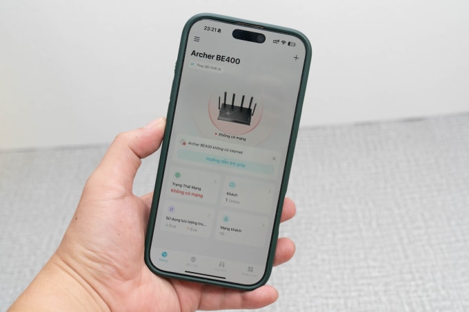 Người dùng có thể dễ dàng thiết lập và quản lý  Acher BE400 với ứng dụng Tether. Ảnh: Huy Đức