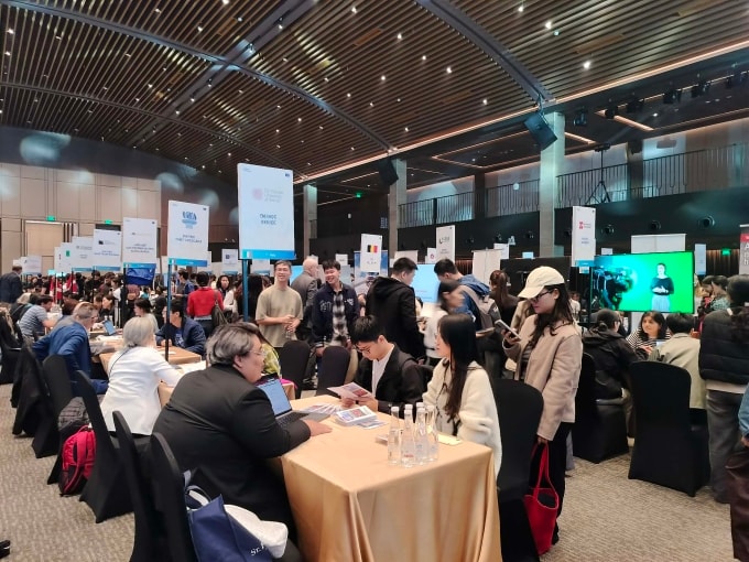 Học sinh, sinh viên đến tìm hiểu thông tin du học châu Âu, ngày 2/11 ở Hà Nội. Ảnh: Khánh Linh