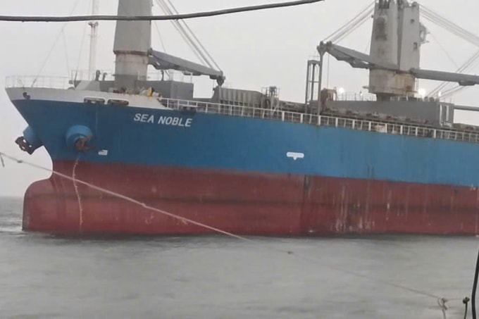 Tàu hàng. SEA NOBLE dài gần 120 m, rộng 19,6 m đang được neo lại ở biển Vũng Tàu. Ảnh: Bộ đội Biên phòng