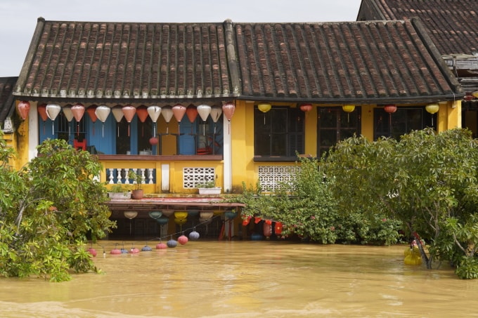 Phố cổ Hội An trong đỉnh lũ sáng ngày 30/10. Ảnh: Nguyễn Đông