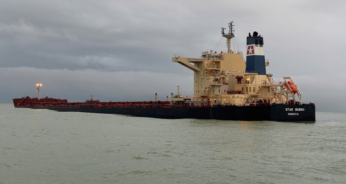 Tàu hàng đang gặp sự cố vùng biển Dung Quất. Ảnh: