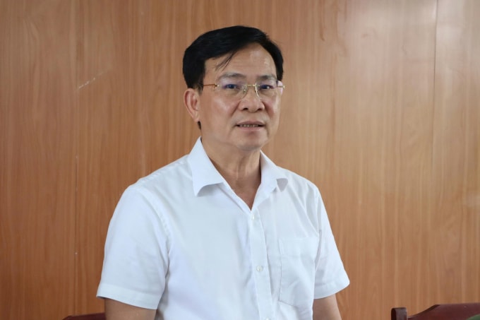 Chủ tịch UBND tỉnh Lâm Đồng Hồ Văn Mười họp tại xã Tuy Phong sau khi thăm hỏi gia đình nạn nhân và khu vực thiệt hại, trưa nay. Ảnh: Việt Quốc