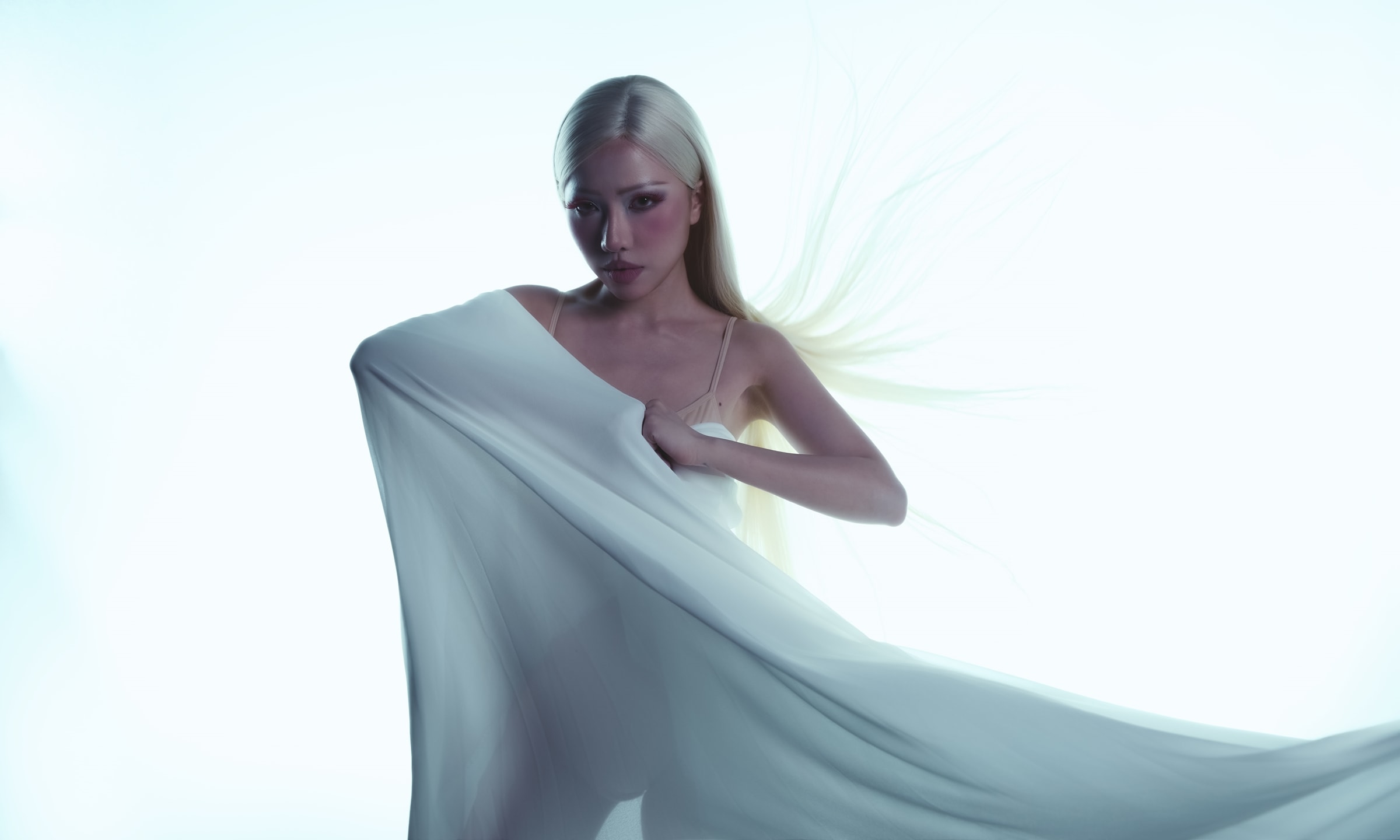 Phùng Khánh Linh hát về 'sự giận dữ sau chia tay'