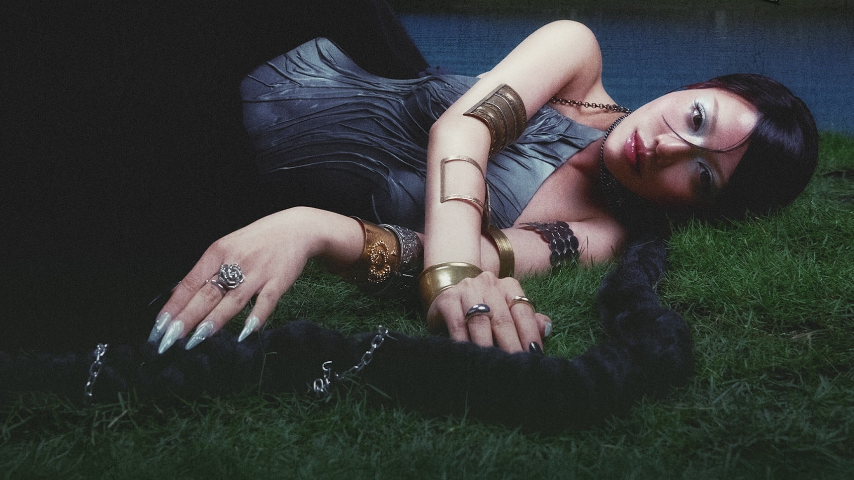 Phùng Khánh Linh hát 