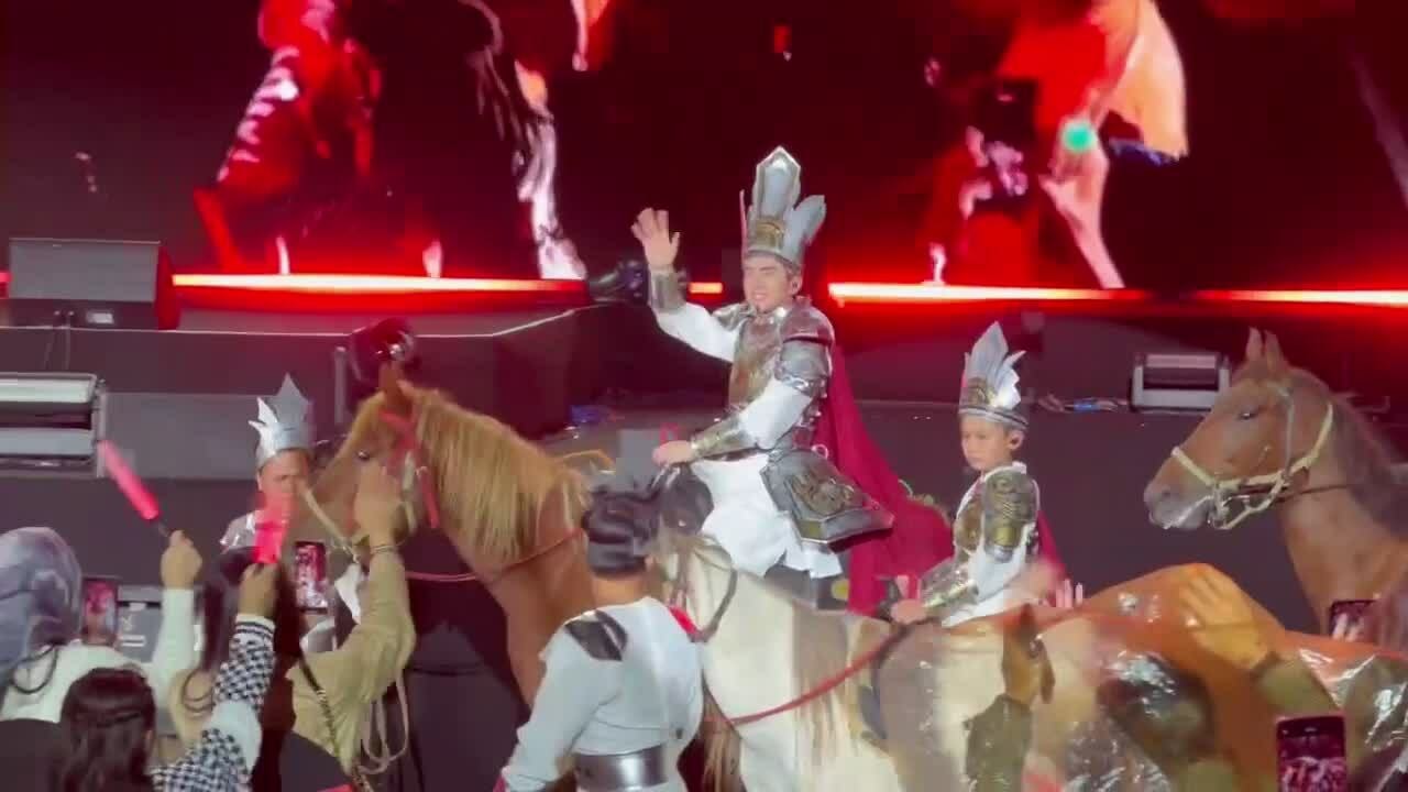 Đan Trường và con trai cưỡi ngựa trong livedshow