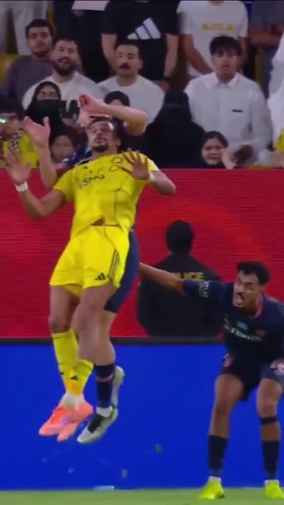 Quả phạt đền của Ronaldo bị đối thủ chế nhạo