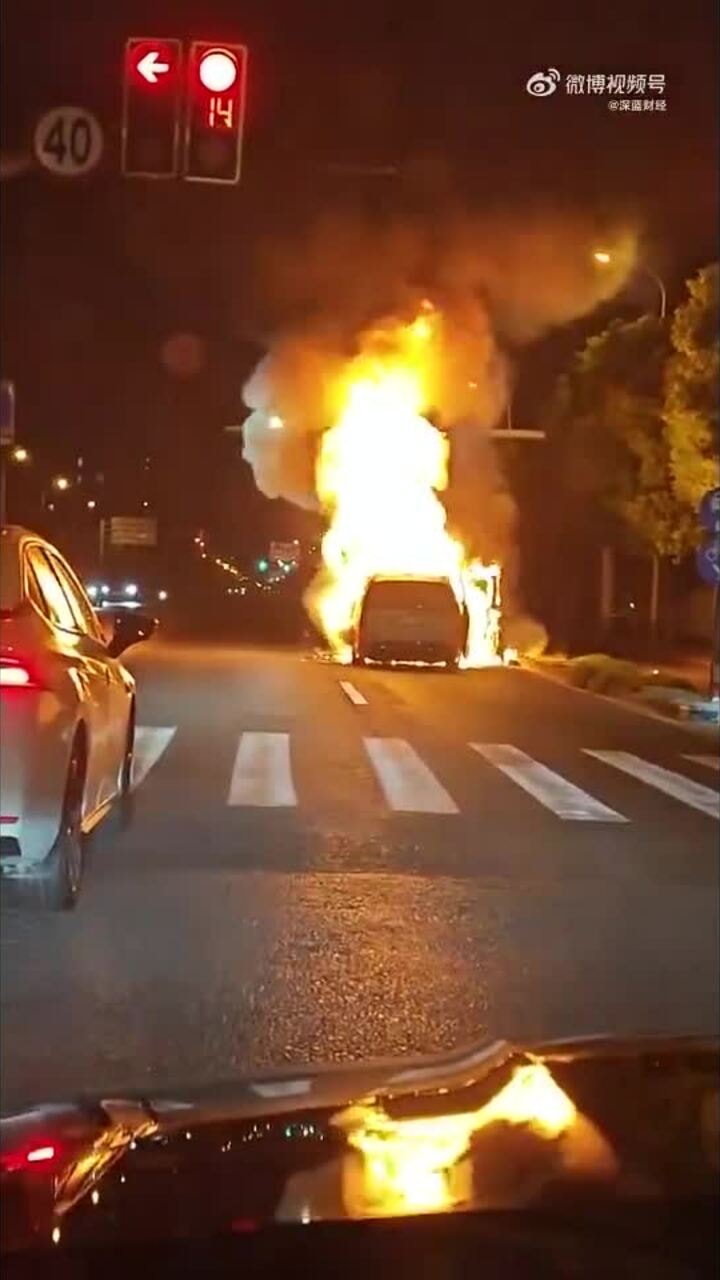 Xe điện bốc cháy trên đường dù không va chạm