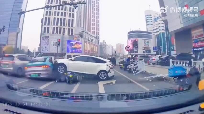 Nữ tài xế 62 tuổi lao vọt ôtô từ bãi đỗ xe ra đường