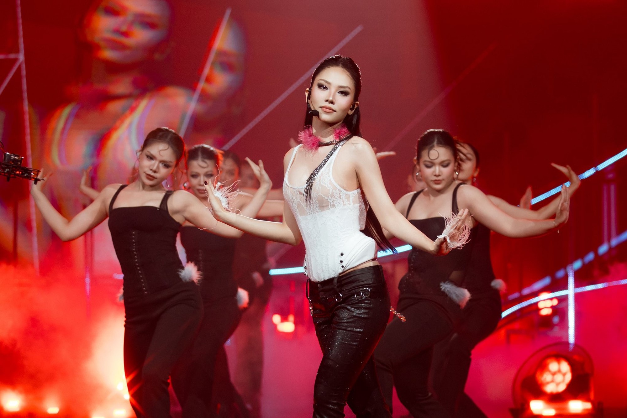 Một Hoa hậu lấn sân âm nhạc: Ca từ và phong cách gây chú ý- Ảnh 1. Một Hoa hậu lấn sân âm nhạc: Ca từ và phong cách gây chú ý- Ảnh 1.