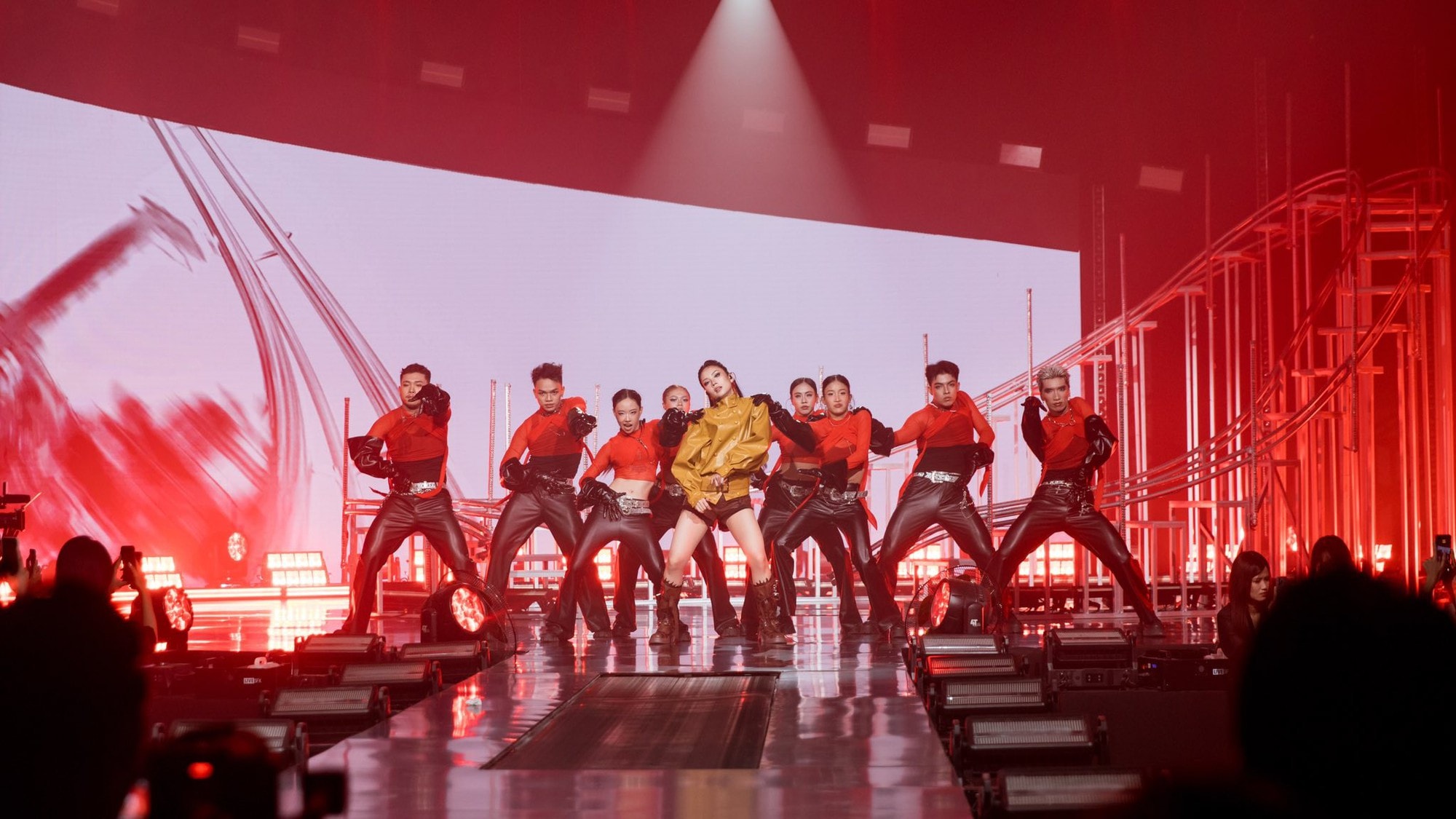 Một Hoa hậu lấn sân âm nhạc: Ca từ và phong cách gây chú ý- Ảnh 2. Một Hoa hậu lấn sân âm nhạc: Ca từ và phong cách gây chú ý- Ảnh 2.