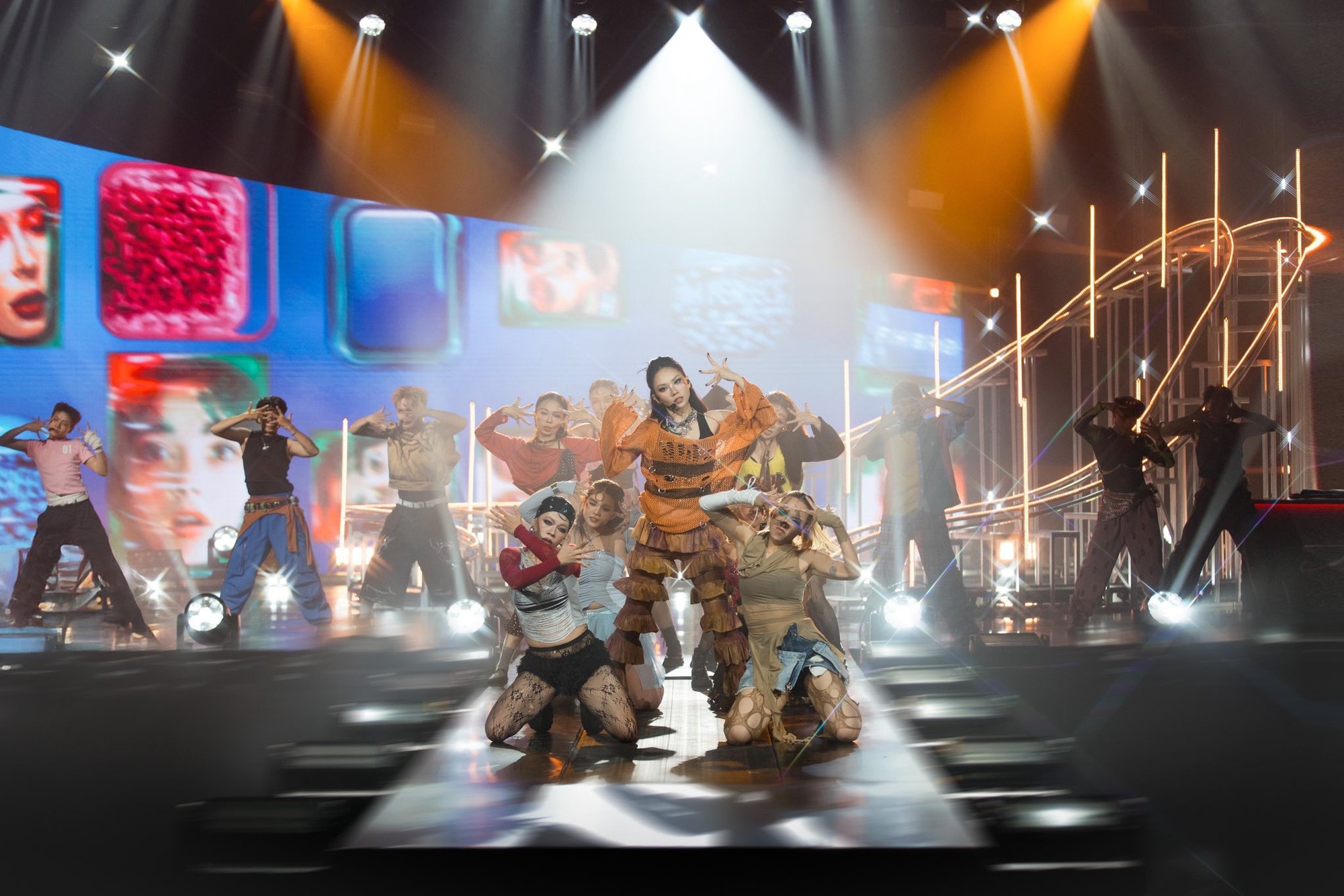 Một Hoa hậu lấn sân âm nhạc: Ca từ và phong cách gây chú ý- Ảnh 3. Một Hoa hậu lấn sân âm nhạc: Ca từ và phong cách gây chú ý- Ảnh 3.