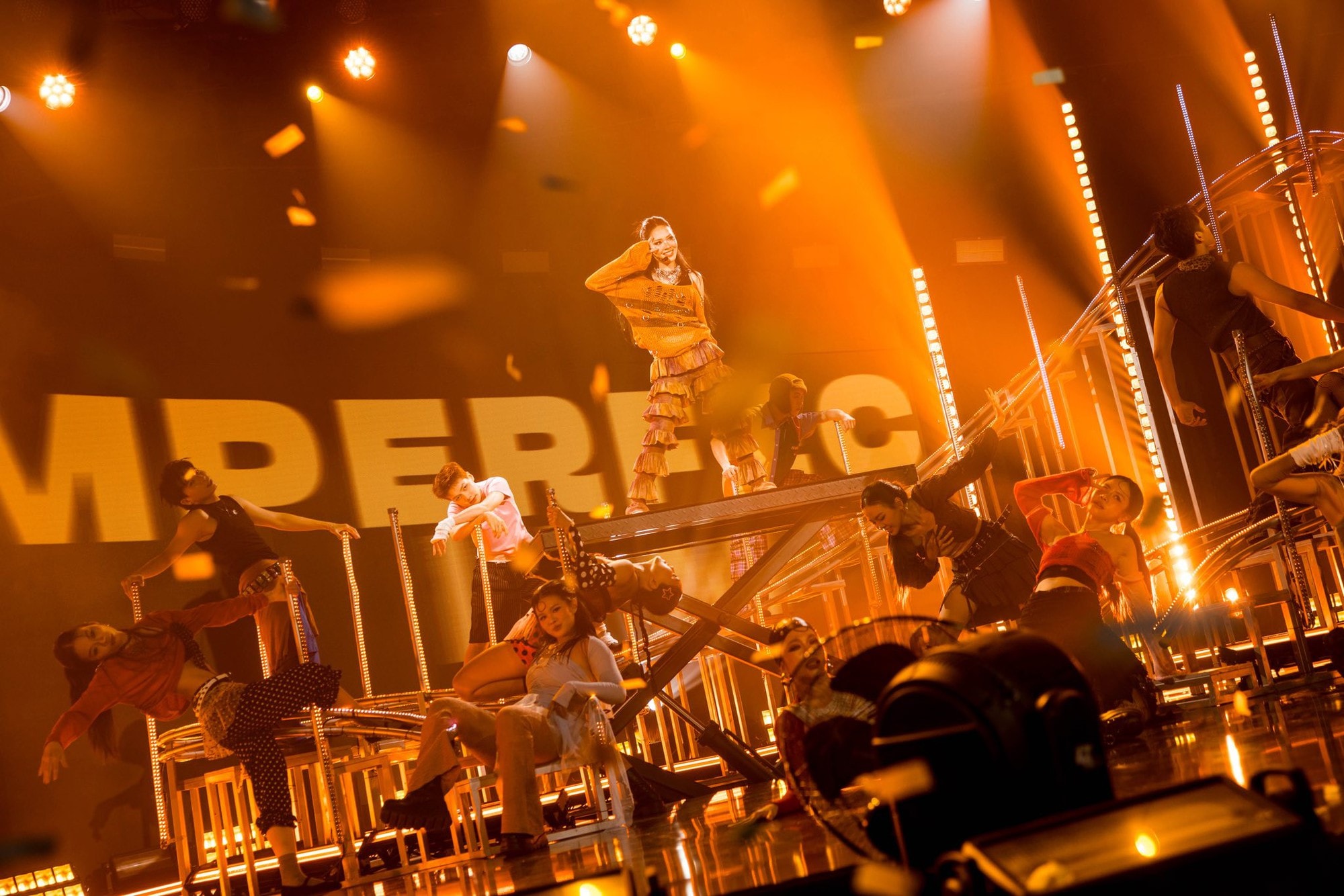 Một Hoa hậu lấn sân âm nhạc: Ca từ và phong cách gây chú ý- Ảnh 4. Một Hoa hậu lấn sân âm nhạc: Ca từ và phong cách gây chú ý- Ảnh 4.