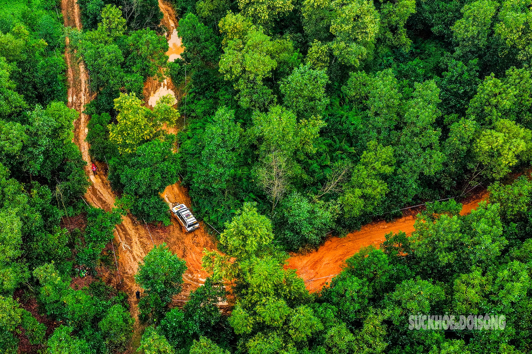 Đội mưa xem ô tô địa hình 'cày đường, xé bùn' ở Đồng Mô- Ảnh 7.