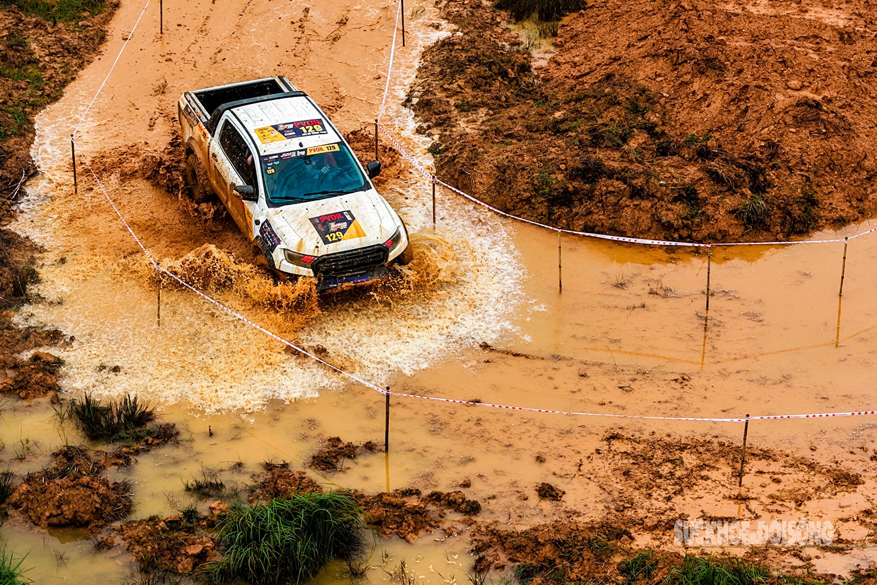 Đội mưa xem ô tô địa hình 'cày đường, xé bùn' ở Đồng Mô- Ảnh 5.