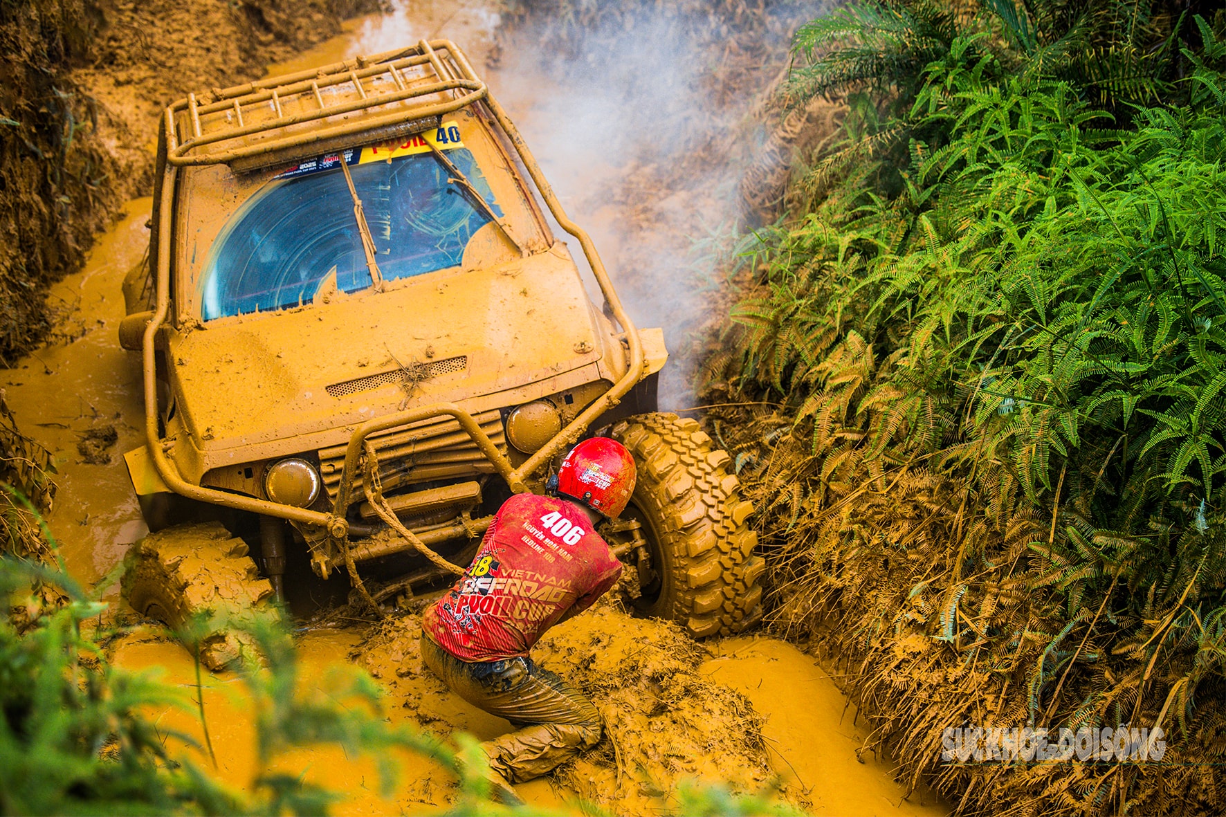 Đội mưa xem ô tô địa hình 'cày đường, xé bùn' ở Đồng Mô- Ảnh 10.