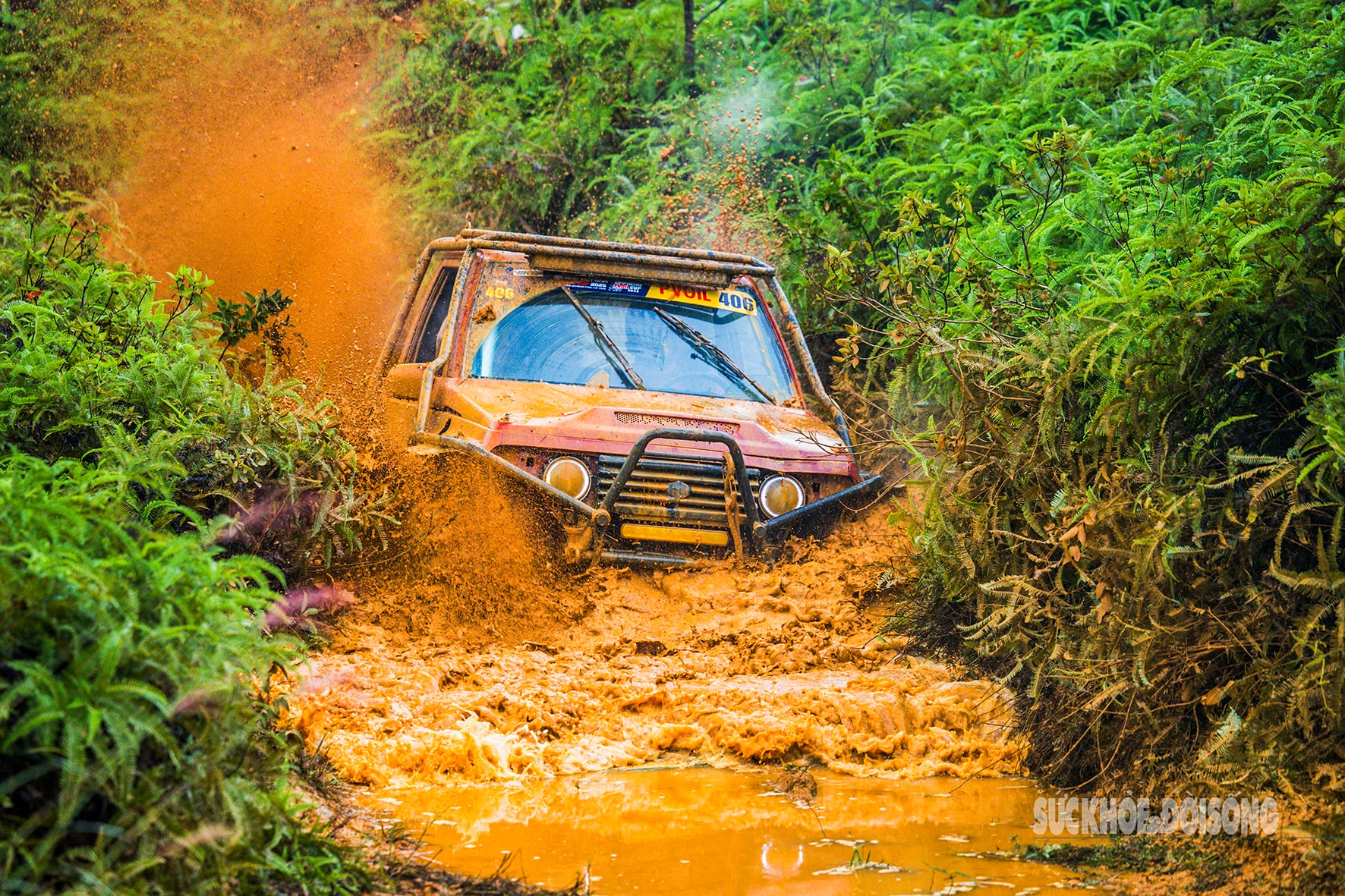 Đội mưa xem ô tô địa hình 'cày đường, xé bùn' ở Đồng Mô- Ảnh 9.