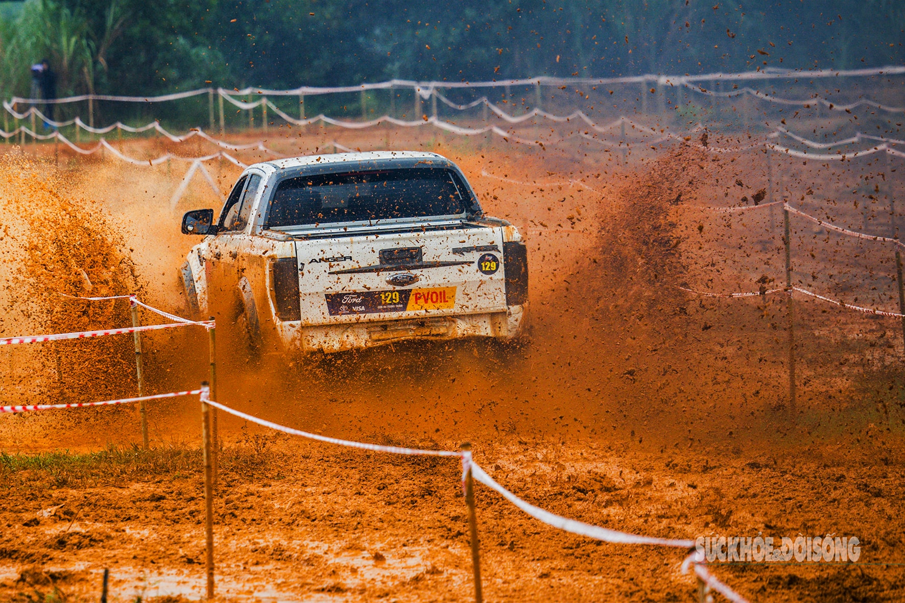 Đội mưa xem ô tô địa hình 'cày đường, xé bùn' ở Đồng Mô- Ảnh 4.