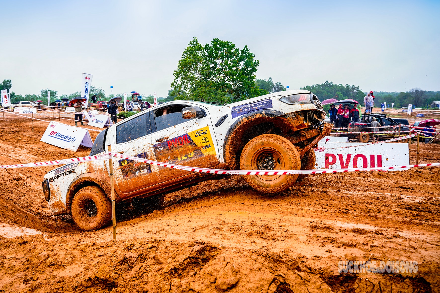 Đội mưa xem ô tô địa hình 'cày đường, xé bùn' ở Đồng Mô- Ảnh 6.