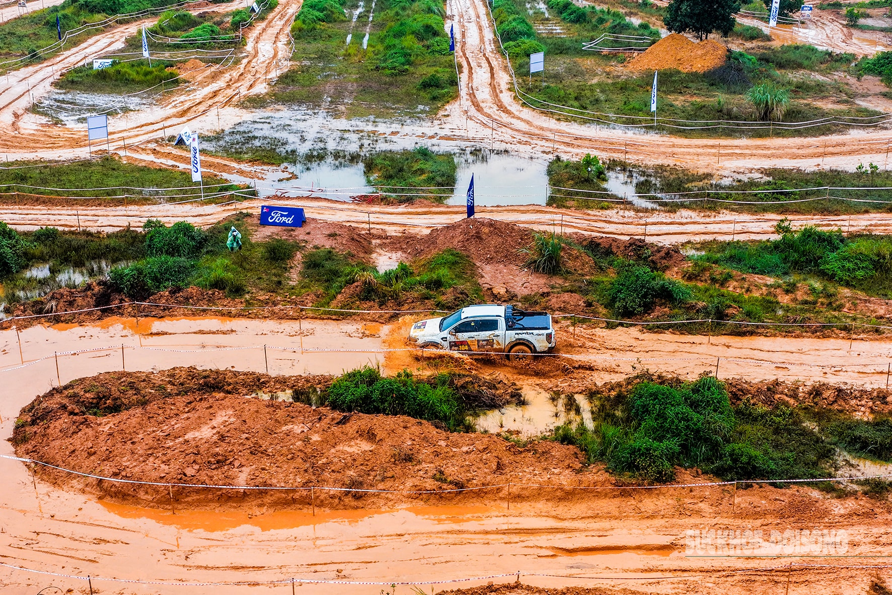 Đội mưa xem ô tô địa hình 'cày đường, xé bùn' ở Đồng Mô- Ảnh 12.