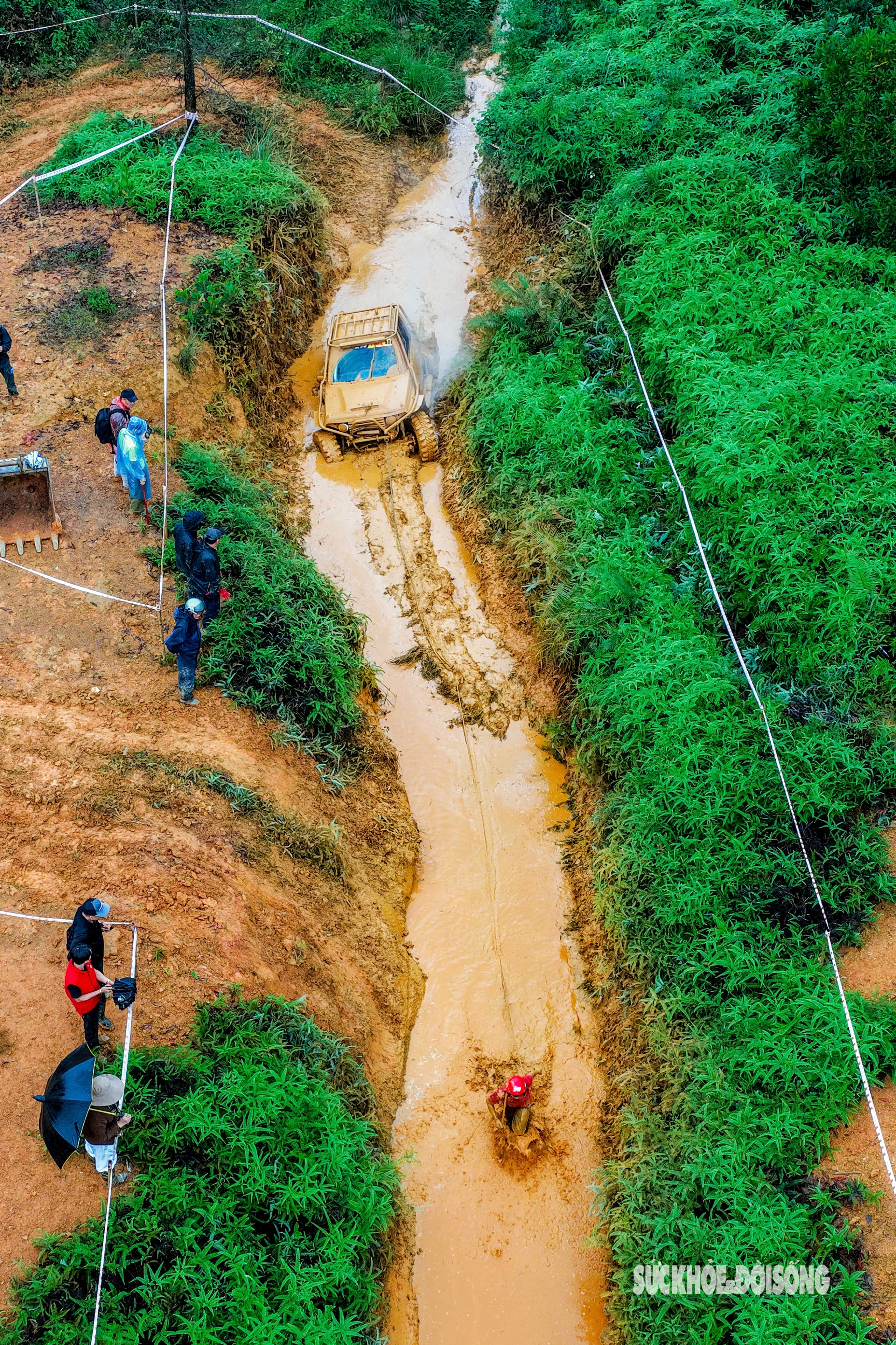 Đội mưa xem ô tô địa hình 'cày đường, xé bùn' ở Đồng Mô- Ảnh 2.